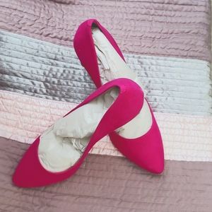Pink pointed toe pump